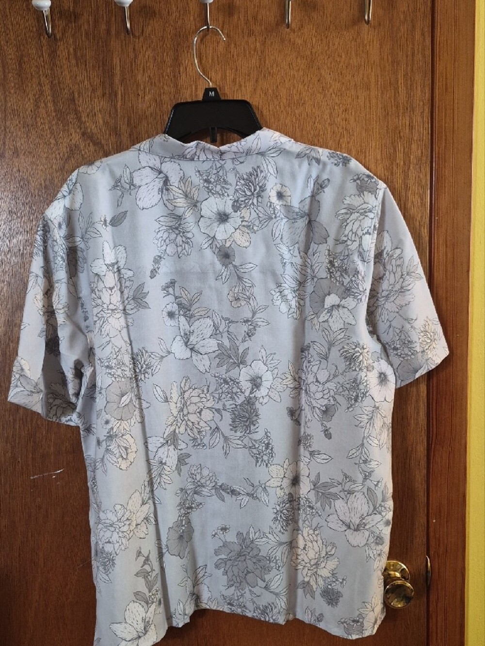 lululemon athletica Men’s Light Gray Floral Camp Shirt Large New! - Picture 4 of 5